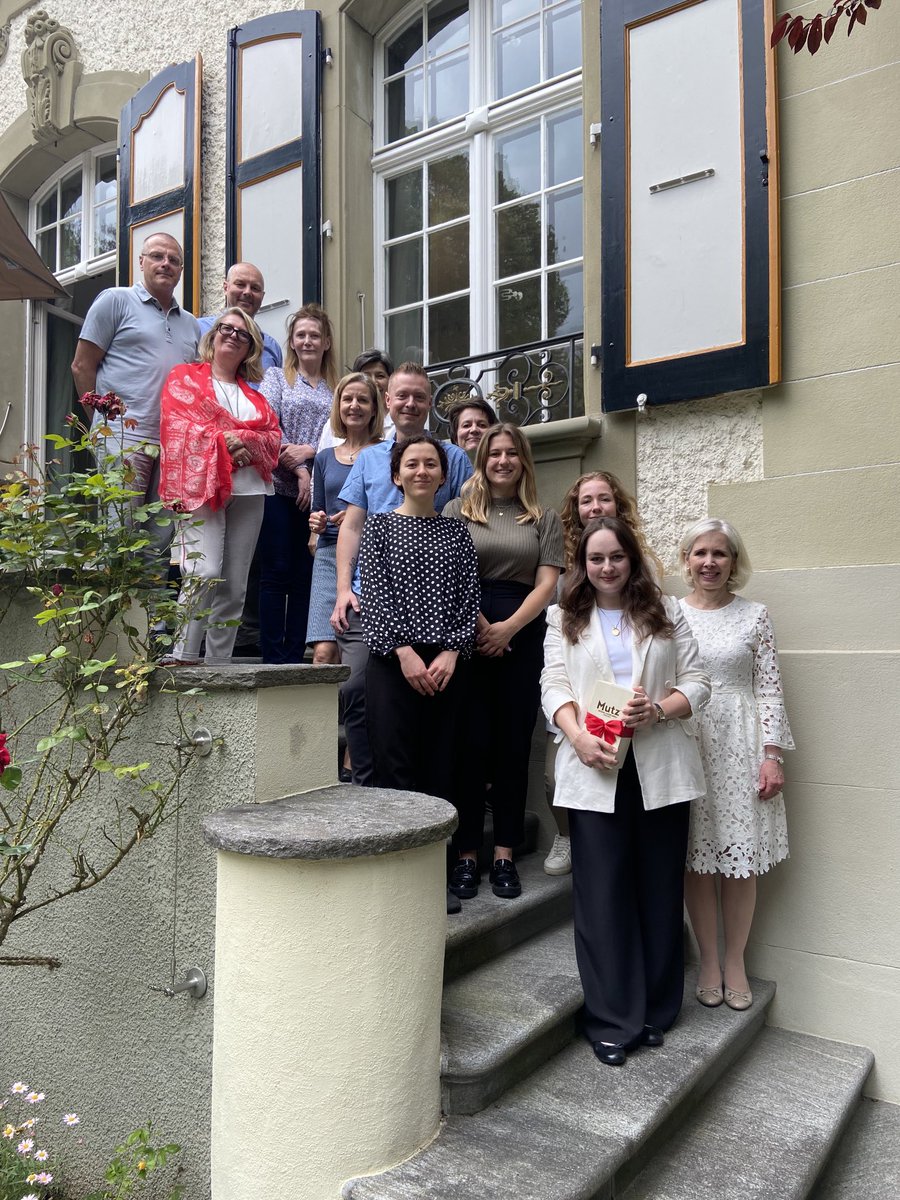 Maria Rotheiser-Scotti (@rotheiserscotti) on Twitter photo Das Team der <a href="/AustriaInCH/">Austria in Switzerland</a> verabschiedet unsere Praktikantin Katharina, die uns 3 Monate lang tatkräftig & effizient unterstützt hat. Vielen Dank für die ausgezeichnete, verlässliche Arbeit und alles Gute für die Zukunft !! 🍀☀️ <a href="/MFA_Austria/">MFA Austria</a> Das Team der <a href="/AustriaInCH/">Austria in Switzerland</a> verabschiedet unsere Praktikantin Katharina, die uns 3 Monate lang tatkräftig & effizient unterstützt hat. Vielen Dank für die ausgezeichnete, verlässliche Arbeit und alles Gute für die Zukunft !! 🍀☀️ <a href="/MFA_Austria/">MFA Austria</a>