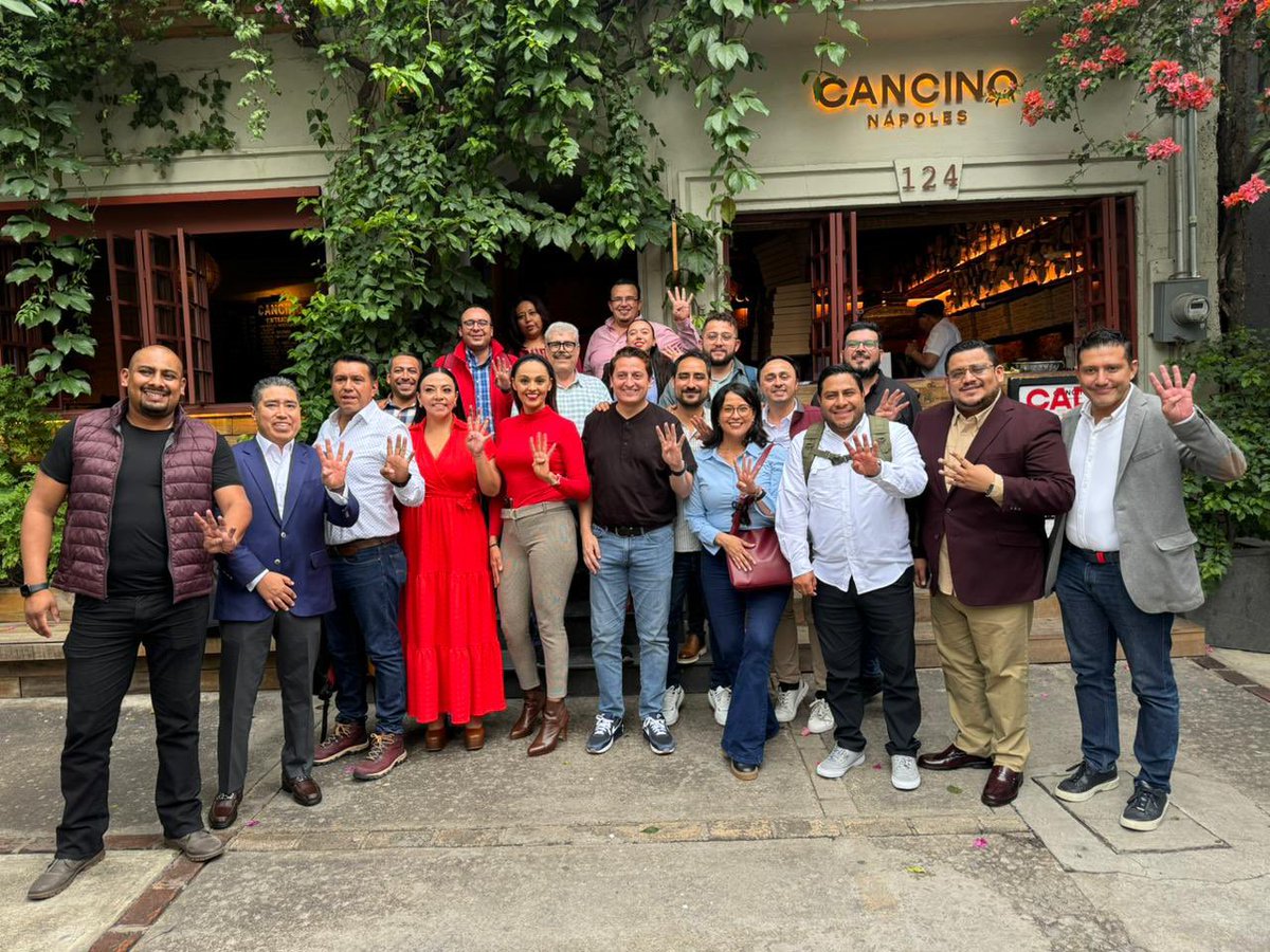 nenulo's tweet photo. Nos reencontramos con parte de las compañeras y compañeros con quienes trabajamos e hicimos un gran equipo en la #segundacircunscripción; estamos muy emocionados con esta nueva etapa de la historia de nuestro país.

#ClaudiaPresidenta https://t.co/xA8HdjlzWg