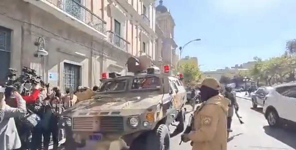 OnceNoticiasTV's tweet photo. 🇧🇴 ¿Qué está pasando en #Bolivia? 🧵

Este miércoles, presidente de Bolivia, Luis Arce (@LuchoXBolivia), denunció “movilizaciones irregulares” de militares en momentos en que tropas y tanquetas se apostaban frente a la sede de Gobierno en La Paz 

#OnceNoticias 🔻 https://t.co/YosMJIvSsD