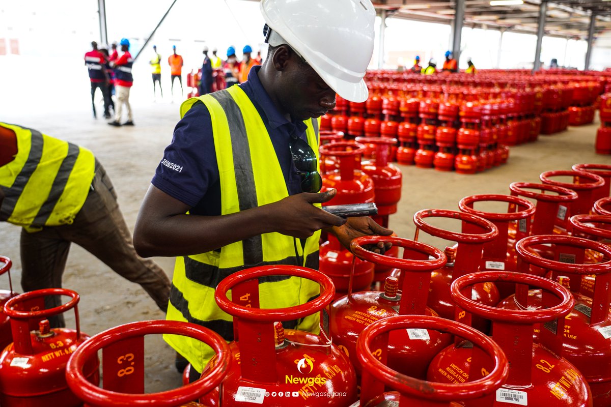 Newgasghana's tweet photo. It's all hands on deck as Newgas begins dispatching filled LPG cylinders to its depots (Ecovaults).
The first batch of filled cylinders have been delivered to our Danquah Circle Ecovault. Newgas is bringing convenience to local communities—watch out for us in your area!
#Newgas https://t.co/h9IU2Rf84i