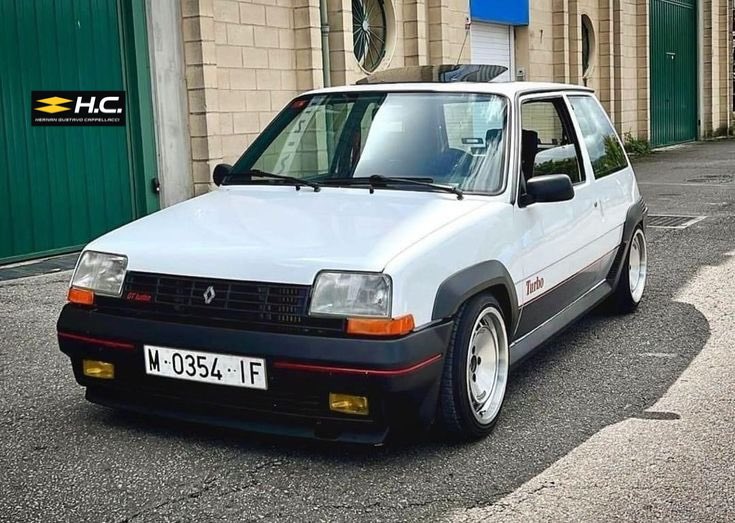 heragu2002's tweet image. Belleza💯 éste chiquitín R5 GT Turbo ph1 💋 

Vaya que preciosidad  ☕️💪🔥🏁🏆💛🖤

#Renault #Renault5 #GTturbo #PH1 #RenaultHistory #RenaultGroup