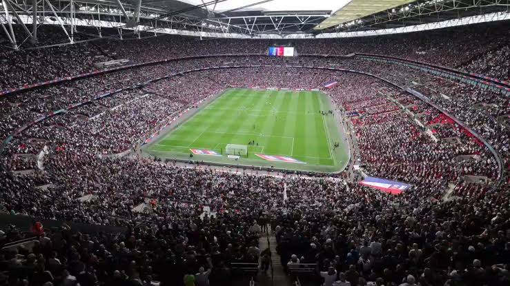This is what 80,000 people look like in Wembley, the space by Kimuzi at its peak had 130,000 people!! 
#RutoMustGo