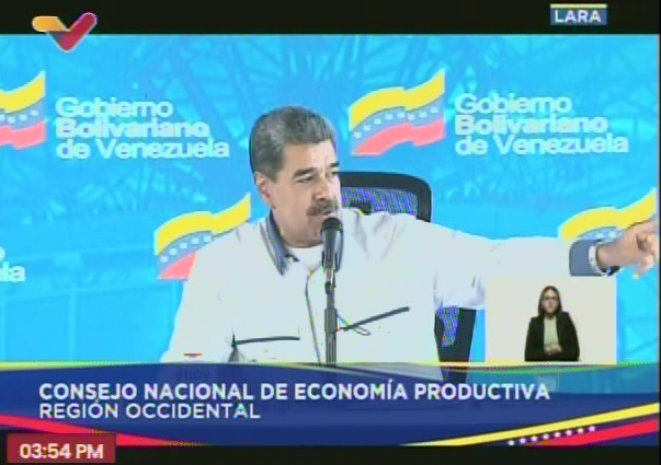 lubrio's tweet photo. Maduro: Nosotros necesitamos un nuevo Estado. Derribar la indolencia, el burocratismo, el estado gestor corrupto, y transformarlo y cambiarlo por un Estado al servicio de la economía, de la gente. ¡Un nuevo estado eficiente, ligero, moderno, avanzado, altamente tecnologizado! Y eso es un empeño que tengo. 

Aquí se empeñan decisiones, argumentos, racionalidad, intuición. Y yo estoy empeñado --y voy a conseguir los métodos, y pido ayuda a todo el país y a los empresarios-- para derribar el viejo estado burocrático y construir un estado moderno, altamente tecnologízado y al servicio de la gente, y no al servicio de oscuros intereses de mafias que se crean. 

¡Tenemos que cambiar todo eso! Y es una tarea primordial. Póngalo en su agenda, señora vicepresidenta: la transformación completa del Estado venezolano para ponerlo al servicio del desarrollo económico y del bienestar de la gente. Un alto componente científico y tecnológico.