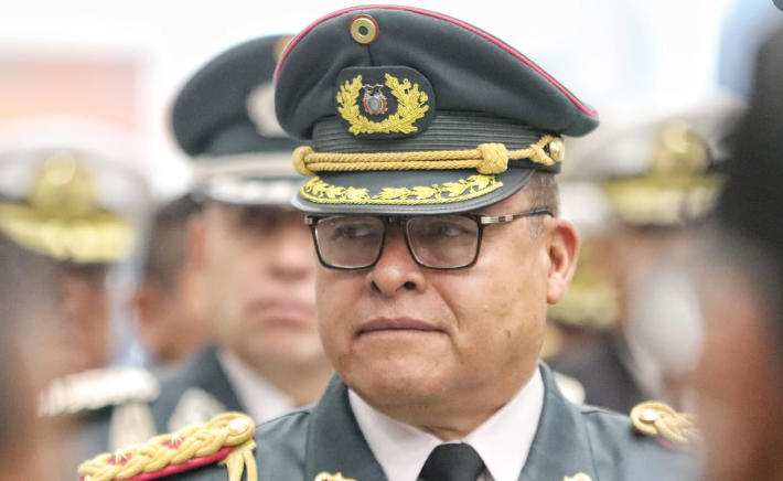 PiensaPrensa's tweet photo. BOLIVIA | GOLPE DE ESTADO tropas militares están desplazadas en la Paz, tras las declaraciones del Comandante General del Ejército de Bolivia, Gral. Div. Juan José Zuñiga Macías, quien públicamente ha puesto de manifiesto su intención de detener e impedir una posible candidatura de Evo Morales en las próximas elecciones presidenciales del 2025.