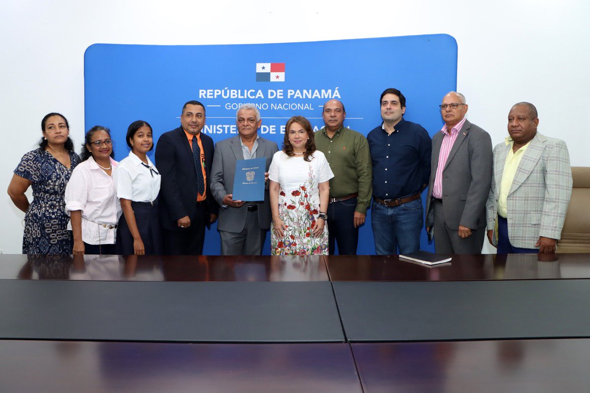 Participé junto a mi equipo, autoridades y la comunidad educativa del I.P.T. Fernando de Lesseps en la entrega de la orden de proceder para los diferentes trabajos de construcción que ejecutará la empresa contratista en este plantel educativo, en beneficio de los estudiantes.