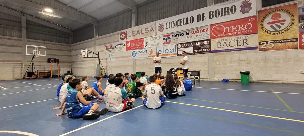 OBRADOIROCAB's tweet photo. O noso adestrador visitou á rapazada que está a pasar unha gran semana no XI Campus Obradoiro Jealsa en Boiro!

Grazas Gonzalo!!!

#MansAObra https://t.co/IajevbTG1w