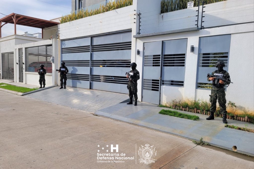 Sedenahn's tweet image. #SoluciónContraElCrimen|| @FFAAHN y la Agencia Técnica de Investigación  Criminal #ATIC del @MP_Honduras, realizan allanamientos en propiedades de estructura  criminal dedicada al tráfico de drogas, en la ciudad de La Ceiba, Atlántida.