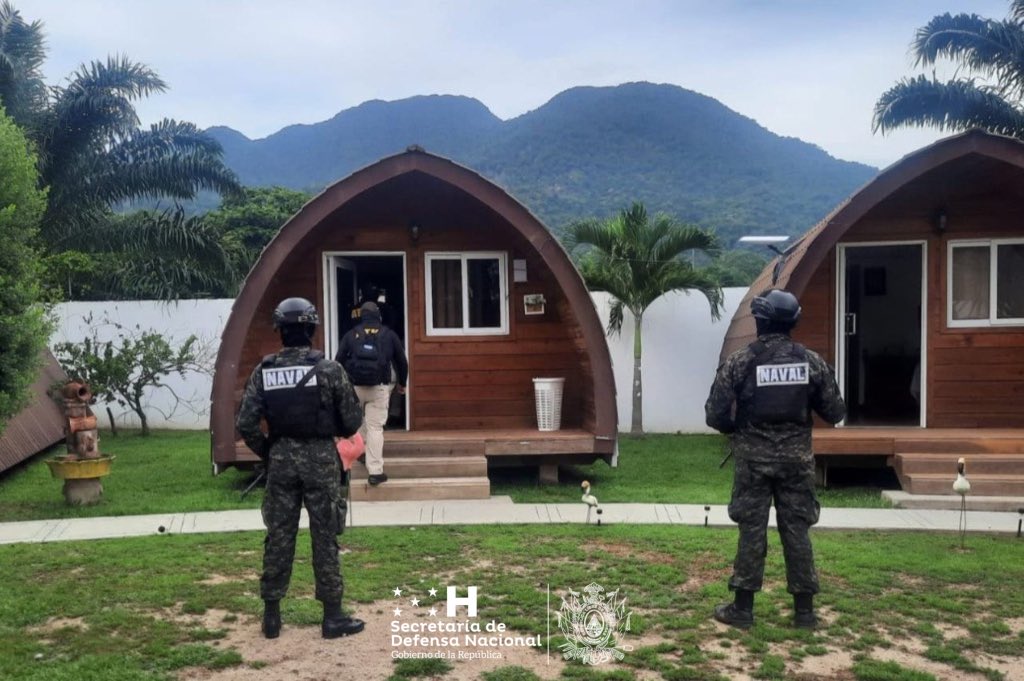Sedenahn's tweet image. #SoluciónContraElCrimen|| @FFAAHN y la Agencia Técnica de Investigación  Criminal #ATIC del @MP_Honduras, realizan allanamientos en propiedades de estructura  criminal dedicada al tráfico de drogas, en la ciudad de La Ceiba, Atlántida.