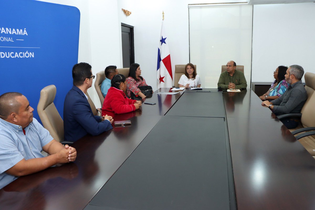 Con el objetivo de brindarles las comodidades y beneficios necesarios a nuestros estudiantes, entregué, en compañía de mi equipo, la orden para que se inicien las obras de construcción y otras mejoras en el Centro Escolar Bilingüe El Barrero, en la provincia de Coclé.
