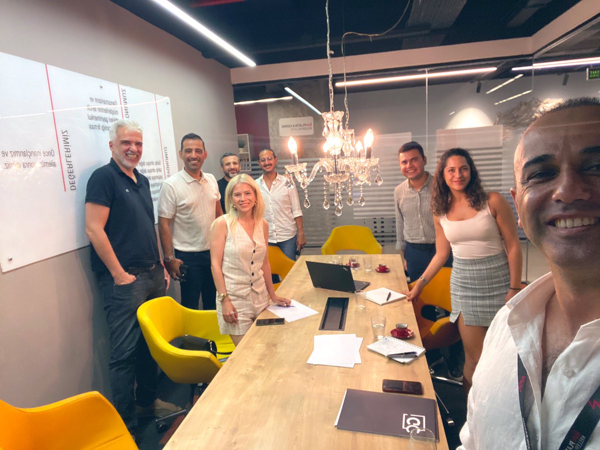 Bugün ofisimde benim için çok kıymetli olan misafirlerim vardı! Her zaman görüşleriyle yolumu aydınlatan sevgili Yaşar Hocam ve dostlarına ziyaretleri için çok teşekkür ederim. Saygılar 🙋🏻‍♂️