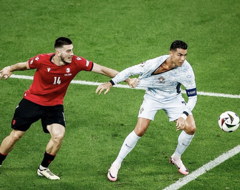 بعض شبيحته أمس يتهكمون على ميتروفيتش إنه يدور بلنتي وبنفس اللقطه هذي 
بنشوفهم وش يقولون اللحين🫤