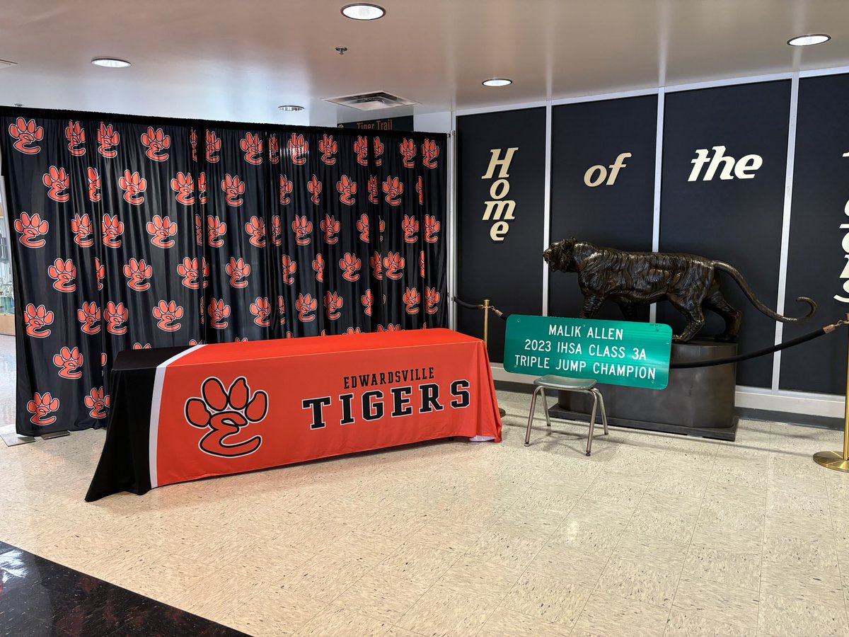 🥇🏃🏾The stage is set…where will Malik continue his academic and athletic career? 

Join us at EHS (main lobby) tonight at 5:30 pm to hear the decision! 🐅 ➡️ ❓❓❓