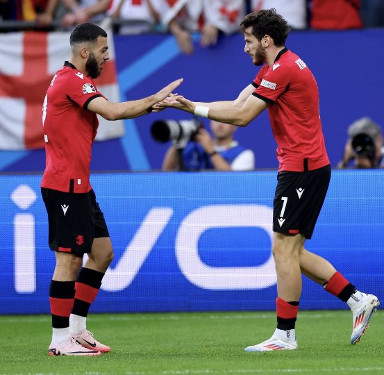 La_Melooow's tweet image. On est sûrement sur le meilleur duo de L’euro 2024 , 𝙇𝙚 𝙏𝘼𝙇𝙀𝙉𝙏 𝘼 𝙇’𝙀́𝙏𝘼𝙏 𝙋𝙐𝙍 

Mikautadze X Kvara 🇬🇪🍯