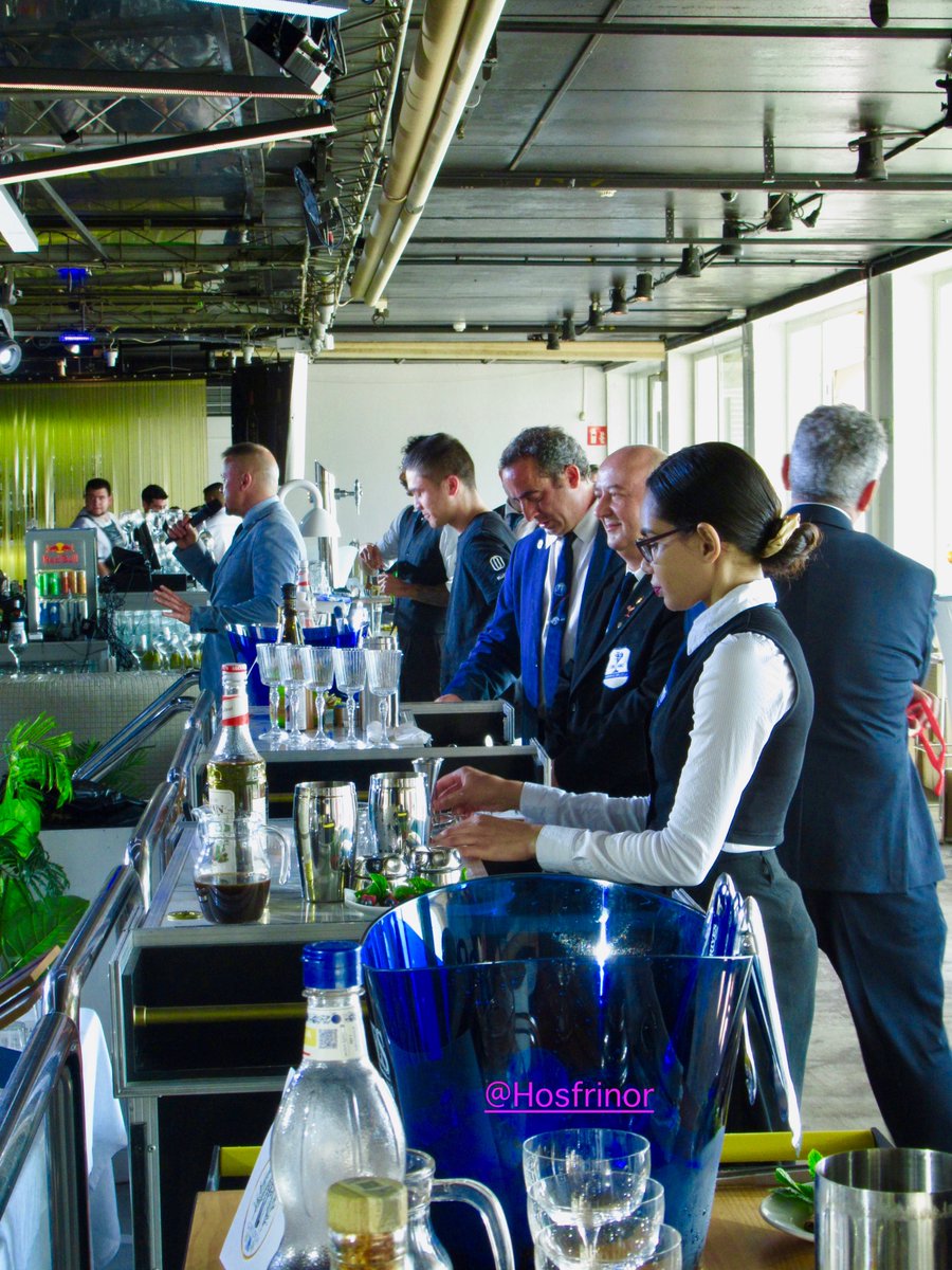 ¡Brindis por la coctelería regional! 🍸

Asistimos ayer al concurso de coctelería en Bataplán Disco Donostia que nos dejó un sabor de boca inigualable. El evento reunió a algunos de los mejores bartenders de la región y nos deleitaron con su creatividad y pasión por la mixología.