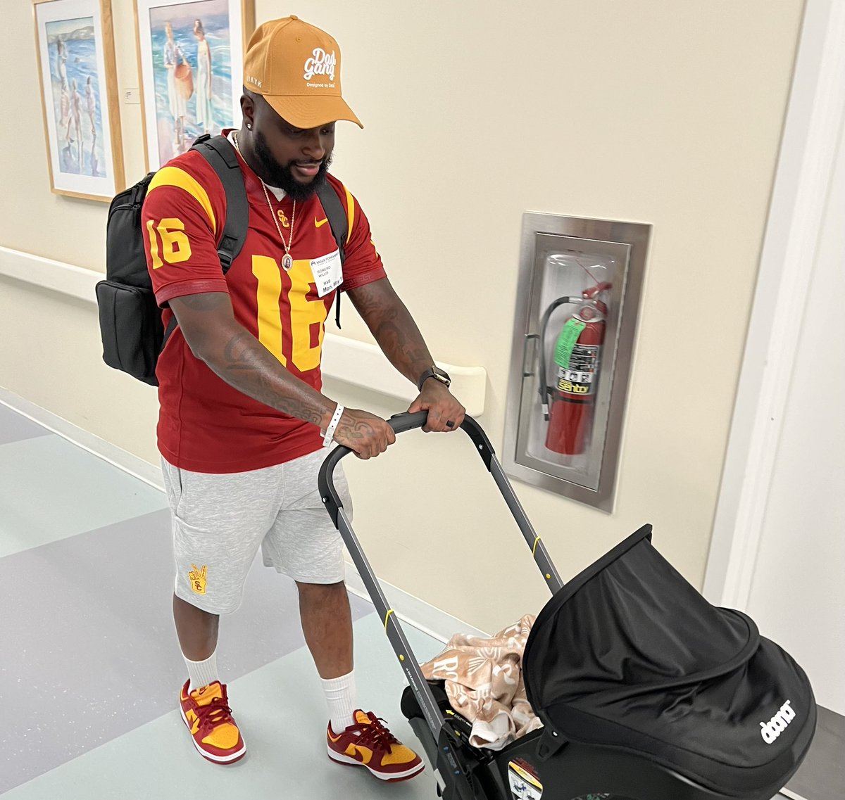 RomeroWestCoast's tweet image. My first USC jersey was a USC cornerback Prophet Brown jersey 🔥

#FightOn ✌🏿| @uscfb | @ProphetPb