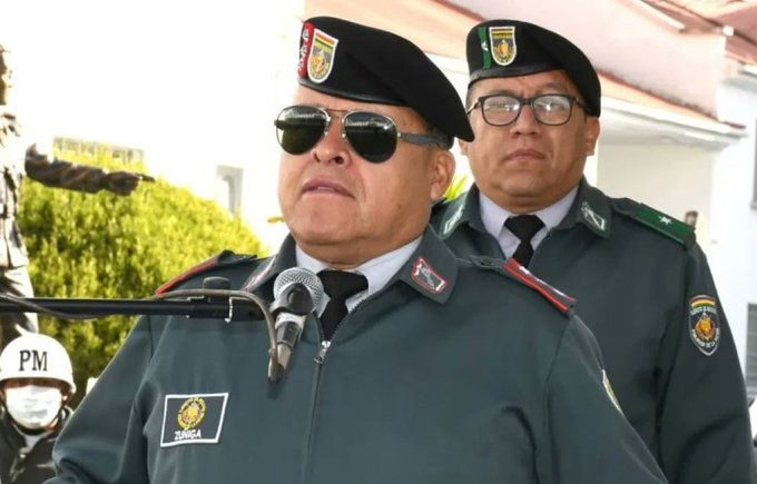 KalangoFertunga's tweet photo. BOLÍVIA🇧🇴
APARECEU UM GENERAL SACO ROXO PARA ENFRENTAR O FORO DE SÃO PAULO E O EVO MORALES! https://t.co/dnjBo6pEyl