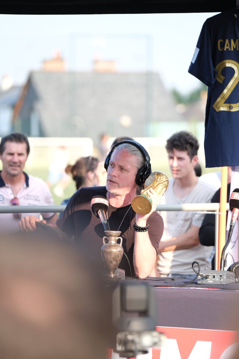 FQueequeg's tweet photo. Hier, à Fougères, @DanielRiolo , @gilbertbrisbois et Manu Petit pour @AfterRMC sont venus momentanément régaler le public fougerais en direct. Quelques petites photos de leur passage.

Crédit : @FQueequeg 

1/4 https://t.co/08fnhIXWNG