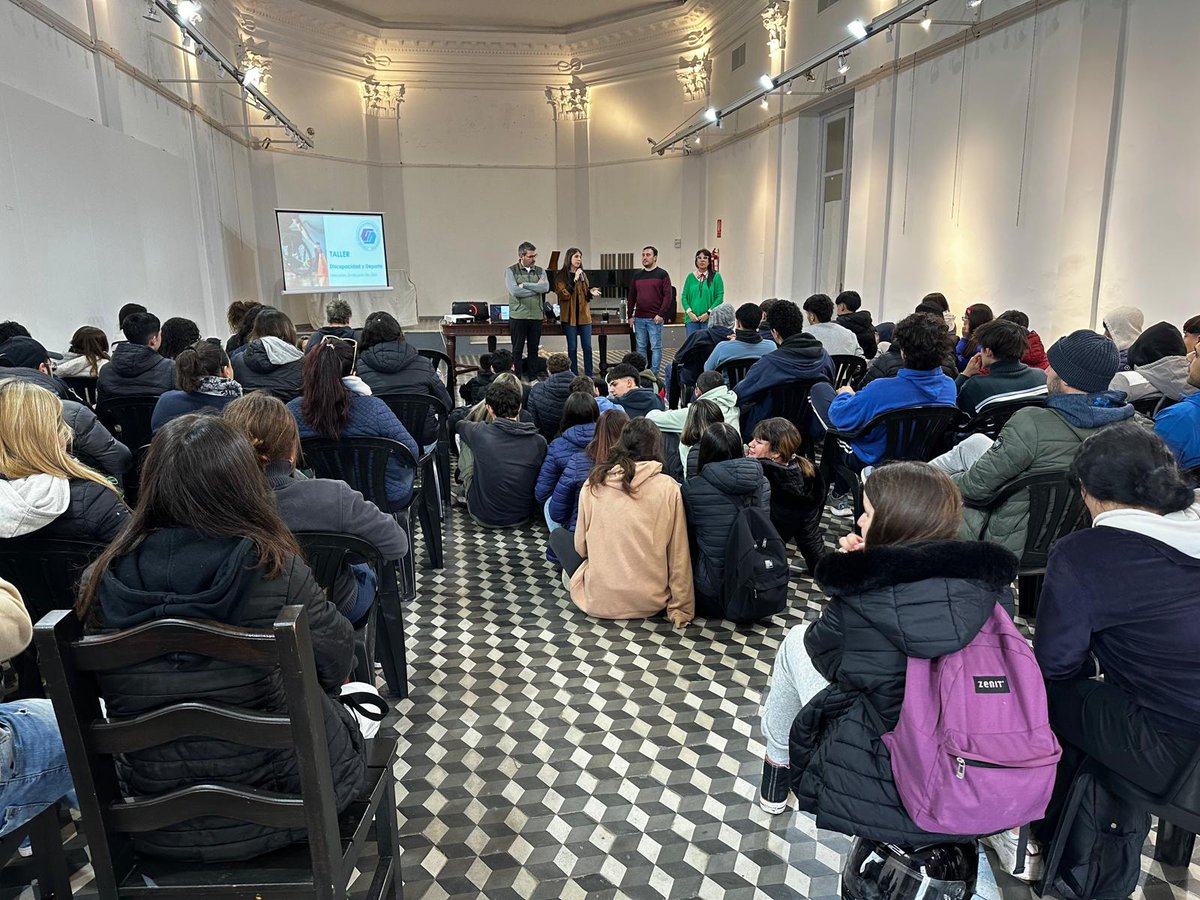DiscapacidadUy's tweet photo. HOY ⚽️ Se llevó a cabo en Mercedes un taller sobre "Discapacidad y Deporte" dirigido a profesores, estudiantes y representantes de clubes deportivos.

✅ La instancia fue promovida y organizada por la Comisión Departamental Honoraria de la Discapacidad de Soriano.

#Inclusión https://t.co/fluPcYvnLI