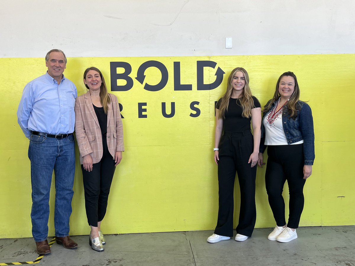 SenJeffMerkley's tweet image. I’m working in the Senate to #BreakFreeFromPlastic, so I was thrilled to visit @BoldReuse to see how they’re helping businesses and consumers to go zero waste. Tackling plastic pollution requires creative solutions, and it's great to see an Oregon company leading the way!