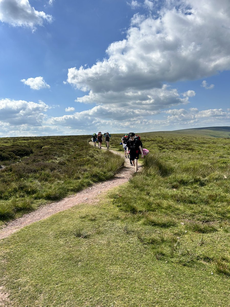 GwobrDCPlasmawr's tweet photo. Dechrau da i’r criw Aur yn y Bannau. Diwrnod 1 a 2 anodd yn y tywydd braf. Pawb yn neud yn wych #dalifynd

A fantastic start to the gold expedition in the Bannau Brycheiniog. Tough conditions in the heat but all are doing well.👏👏👏☀️☀️☀️☀️ https://t.co/MJpOsEyYz7