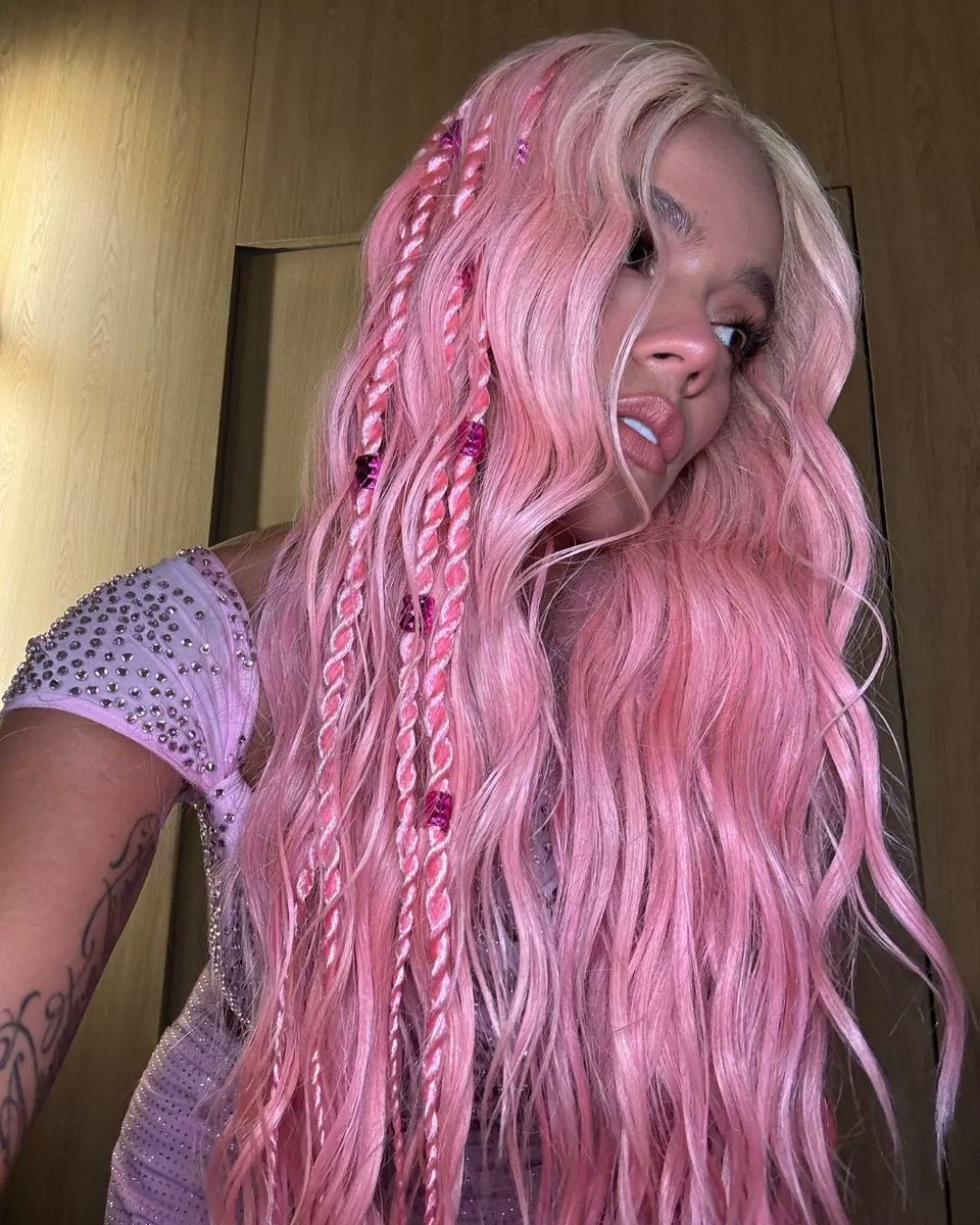 pretty in pink <a href="/karolg/">LABICHOTA</a> 🩷♾️

glam: @duvanpmakeup
hair: @pablomaciasr
styling: <a href="/albamelendo/">albamelendo</a>