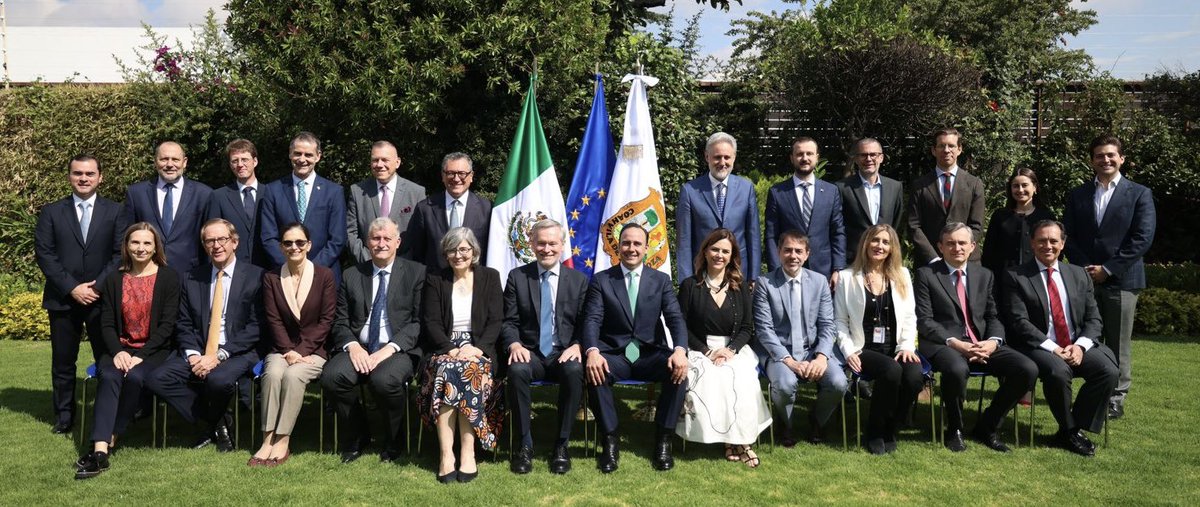 Seguimos fortaleciendo los lazos para el desarrollo de nuestro estado. Tuvimos una excelente reunión con 15 embajador@s de países de la Unión Europea, a quienes les platicamos la grandeza de nuestra tierra y las oportunidades que existen para desarrollar (1/3)