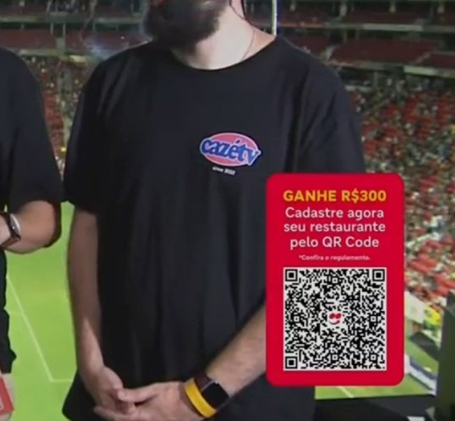 legadaodamassa's tweet photo. MUITA GENTE FALA MUITA ABOBRINHA SOBRE A CAZETV MAS NINGUÉM NUNCA FALOU SOBRE UMA QUESTÃO QUE ME PERTURBA FAZ TEMPO

PQ A LOGO DO UNIFORME DA CAZETV É IGUAL O DA EMBALIXO????? https://t.co/xkDzELld0f