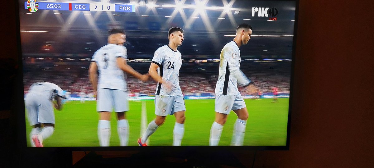 paixtns1926's tweet photo. Κατσε παγκο ρε αρχιδι τζιαι κανει ολαν, σαντανωννεις χουλην την ομαδα π λαλει τζιαι ο Μικ @mikaelo_cy εν περνα πλεον η πογια σ για την εθνικη της χωρας σ...🇵🇹 #CR7out https://t.co/CkWbOoBV2J