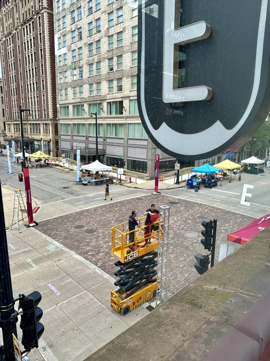 jessicatighe's tweet photo. The first @mkenightmarket of the season is tonight!

From our windows at GKB we can see the crews transforming Wisconsin Avenue. 👀

Find out what’s new, the economic impact on downtown, and what the future goal is for vendors.

🎧 https://t.co/kzjKGitzee

@WestownAssoc @620wtmj https://t.co/cHyFv9rSjj
