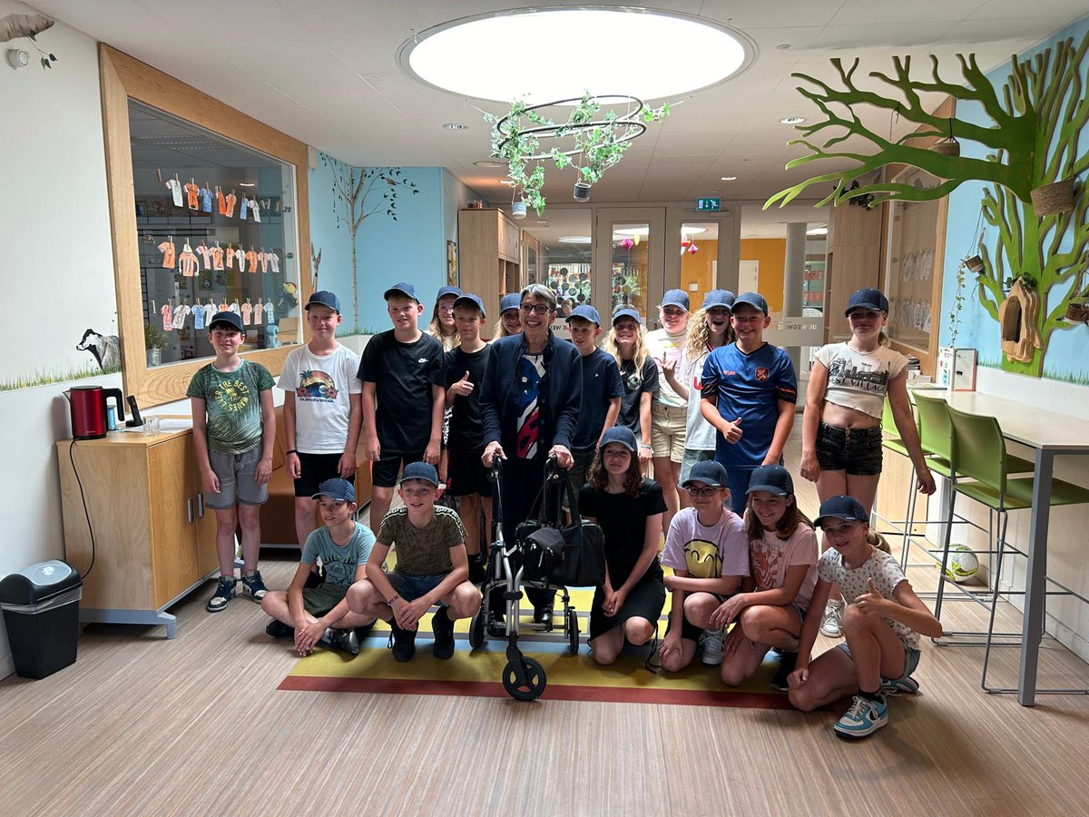 In de klas bij groep 8 van De Wegwijzer uit Westerbork. Aan de hand van 'Petje af, petje op'  in gesprek over politiek, democratie en vrijheid.