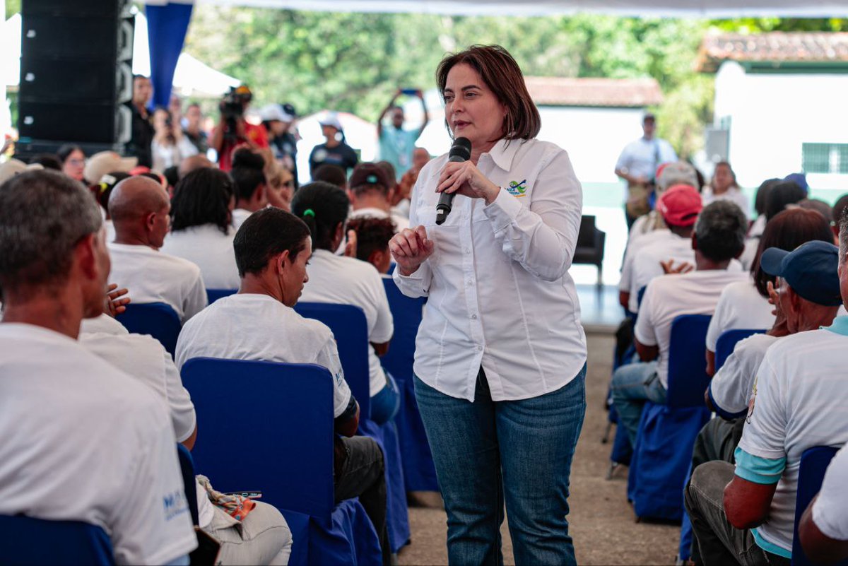 #Ahora | Ministra para Ciencia y Tecnología, Gabriela Jiménez Ramírez: Nos encontramos en asamblea con más de 500 productores de cacao. 

Iniciamos el recorrido por el Centro de Investigación ( Desarrollo e Innovación del Cacao)
#NicoTieneElSon