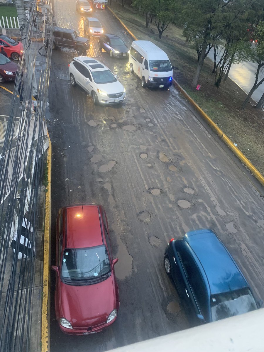 DanyGaGa's tweet photo. @GobNau Espero puedan terminar pronto para que sigan en la @AvLomasVerdes  ya que los hoyos se hacen cada vez más grandes.
Y aprovechando hagan el mantenimiento del puente peatonal del Cristóbal Colón-UVM que ya se ven las barillas. https://t.co/VBshj63V2F