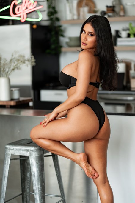 Happy hump day! 🖤 https://t.co/hsh3SgIfCc