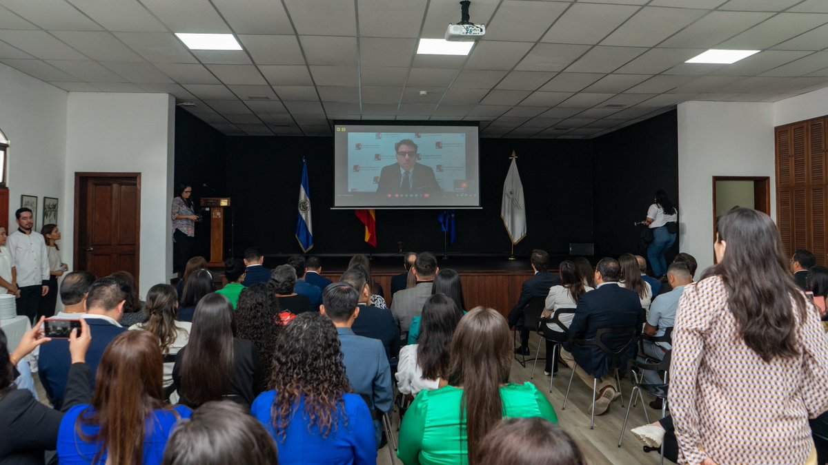 AgenciaEsco's tweet photo. @EmbEsElSalvador @nayibbukele 💼👩‍🎓 El programa de @FEducativo se ha desarrollado con éxito durante más de 15 años, y en esta edición cuentan con 422 estudiantes confirmados de América Latina, Norteamérica, Europa y África y es una gran oportunidad para nuestros becarios de forjar relaciones internacionales. https://t.co/liNMUCMAJq