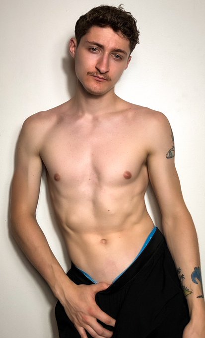 Happy hump day 🐫🧡🖤 https://t.co/W2rB8fnIsw