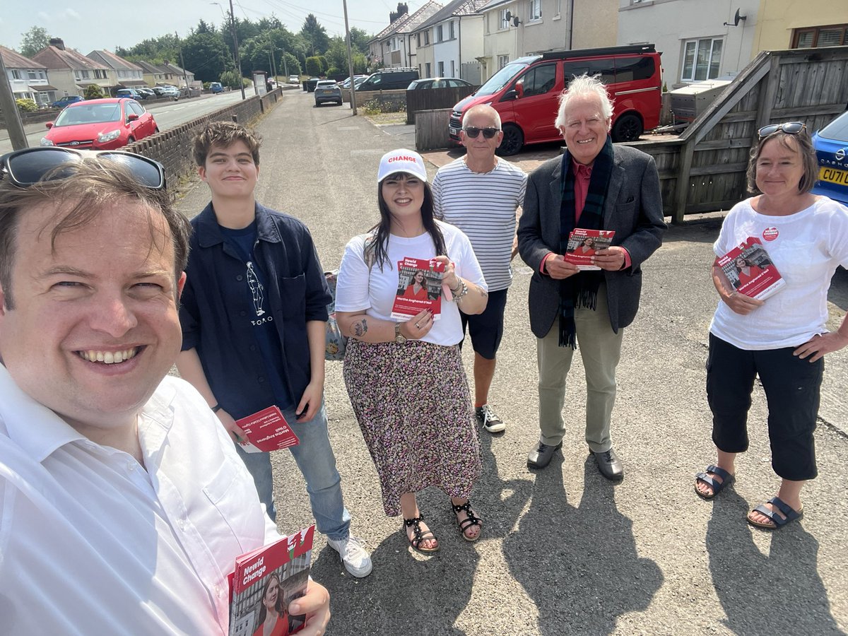 SDoughtyMP's tweet photo. Fantastic speaking to lots of supporters of @MarthaAngharad in #Llandybie and #Ammanford today with a great @WelshLabour @UKLabour team including @JoStevensLabour and @PeterHain - popped to gorgeous #Laugharne after for a breather!

#VoteLabour #4July #Caerfyrddin 🗳️ 🌹 🏴󠁧󠁢󠁷󠁬󠁳󠁿 🇬🇧 https://t.co/7HfD6lBZuI