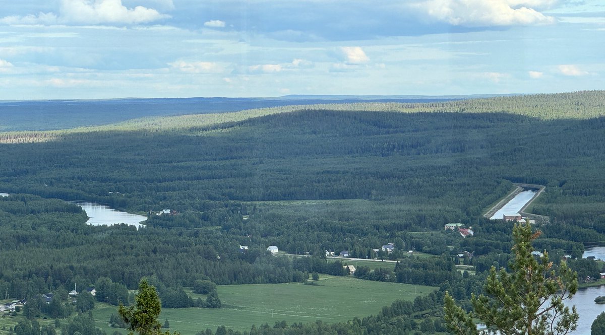 Tässä hieno ja kuvaava video suunnitelluista kalateistä Portimokosken voimalaitoksen yhteyteen vanhaan jokiuomaan. Kuva: Käytiin juhannuksena retkellä Aavasaksan päällä (suosittelen, hyvä retkikohde!) ja sieltä näkyi Tengeliönjokea ja ympäristöä. #vaelluskala #vesivoima #triwa