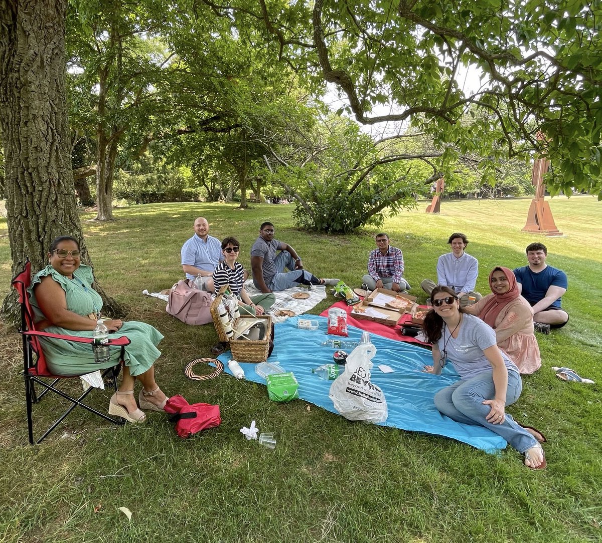 ZuckerPathRes's tweet image. Welcome picnic for our incoming PGY1 residents 🍕💫