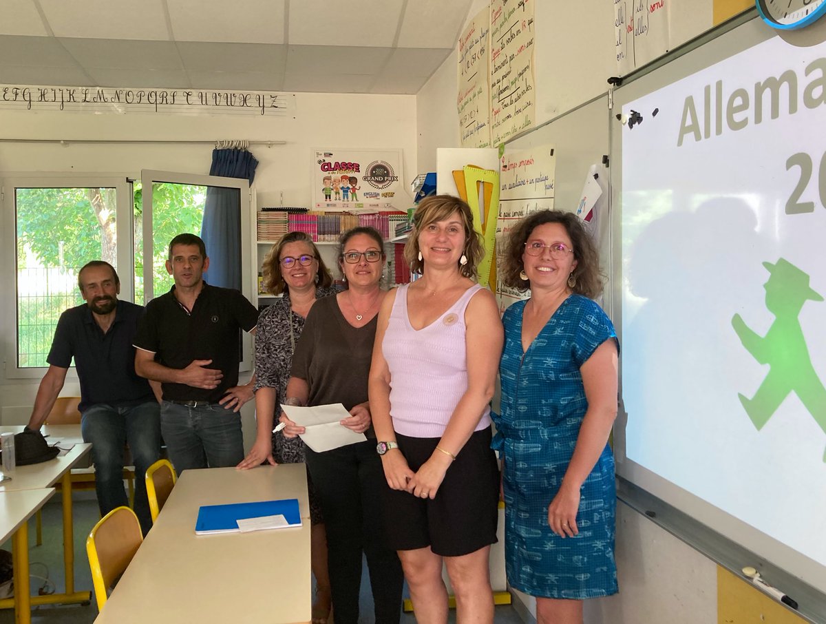 barbararich86's tweet photo. Bilan des mobilités @EUErasmusPlus 🇮🇪🇪🇸🇩🇪🇪🇺 @DSDEN86 @SRAREICPoitiers sous forme de #pechakucha : apports, échanges, comparaisons, transpositions, adaptations. Riches échanges et bilans+++ 🙏🏼🙏🏼 @Ch_Martinet86 @menardmyriam1 @ozyremi @Patrick_Nuer @CaillaudCaroli1 @BookbagTours https://t.co/LEqiU5G39I