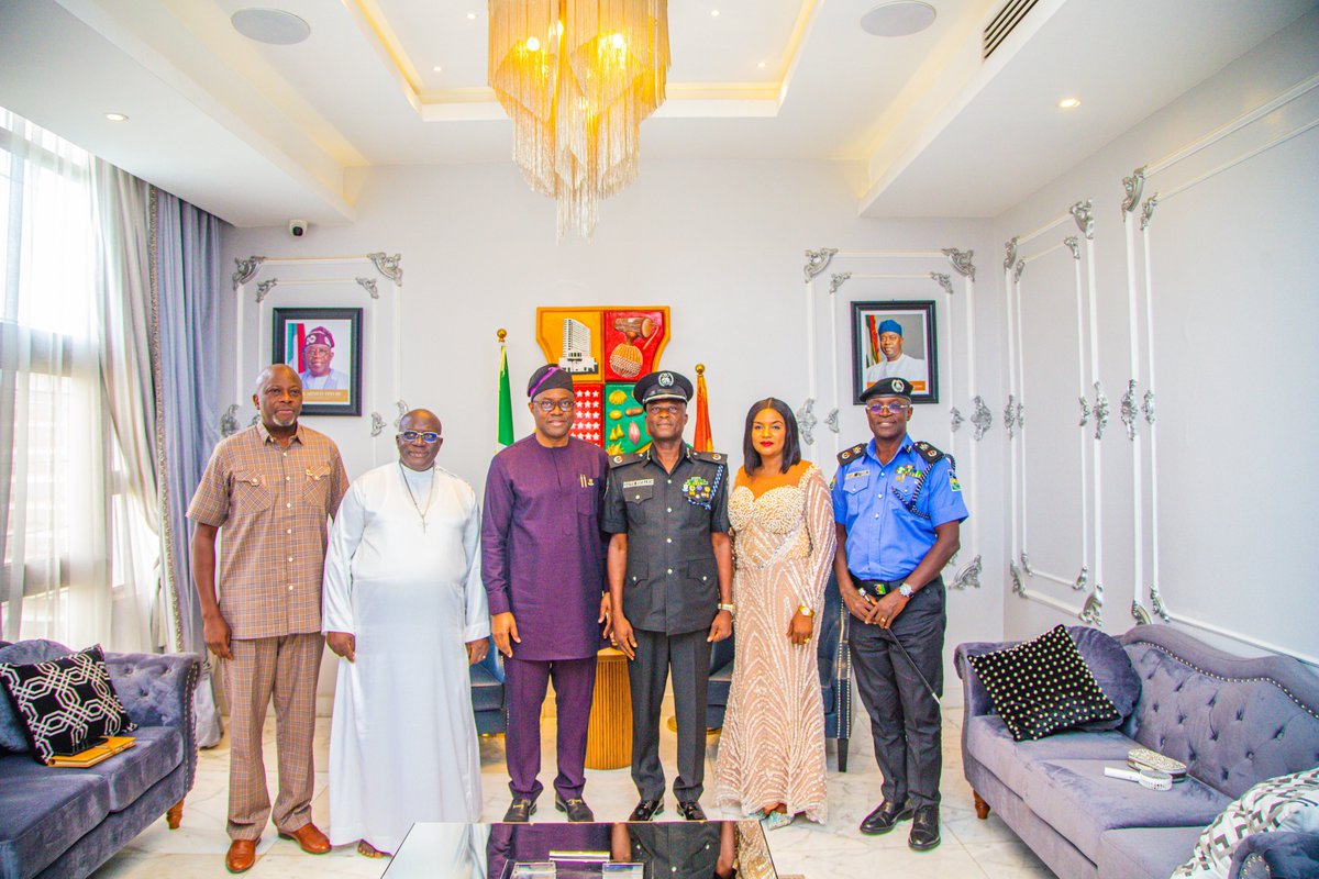 seyimakinde's tweet photo. Congratulations to my Chief Security Officer, Jaiye Richard who was promoted from the rank of Chief Superintendent of Police to Assistant Commissioner of Police. https://t.co/pAPRQixf91