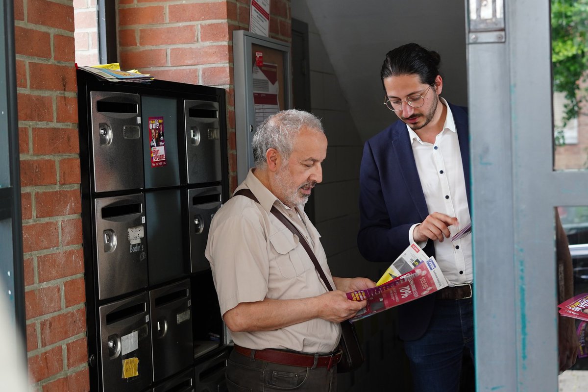 InsoumisWazSud's tweet photo. 🌞 Une belle journée en porte à porte à #LilleSud et en tractage devant #Lillenium !
Accueil chaleureux pour le candidat du #NouveauFrontPopulaire @Aurelien_Le_Coq !
🗳 Dimanche, on vote pour battre le RN, la retraite à 60ans, l'augmentation du Smic et le blocage des prix ! https://t.co/laNtcnQGt3