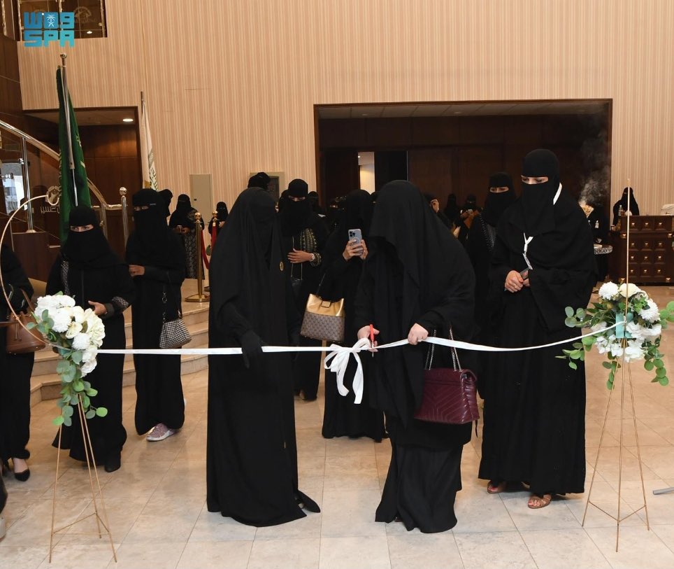 #بس_حبيت_اقول
"مهما وصلت أزياء الموضة والأناقة من جمال" فلن تستطيع أن تصل إلى جمال #الحجاب والعفاف والسِّتر والحشمة.
يارب 🤲 ثبتني وأختي وبنات المسلمين على الستر والحشمة حتى نلقاك وأنت راضٍ عنا.