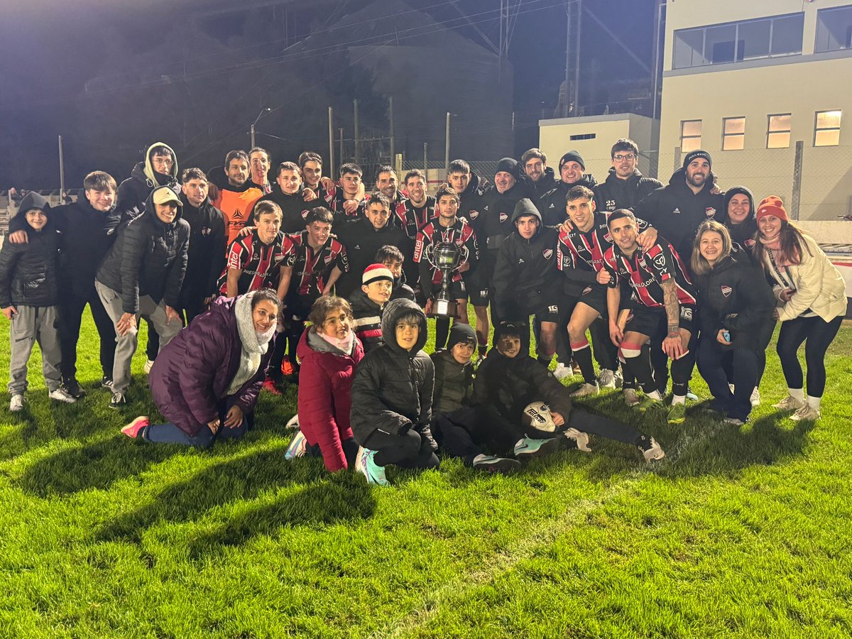 barracasdolores's tweet photo. #Local24  Final el Piazze GANO BARRACAS!! Ganamos el Apertura con la goleada en casa ante Libertad 3-0 con goles de Varilla, Maxi y el Alma de Nika!! Lo negativo fue la lesión del Chino Pereira que obligó a Alexis Giménez a terminar con los guantes.
#VamosCerealeros
🔴⚪⚫ https://t.co/Uejj6cTkLd