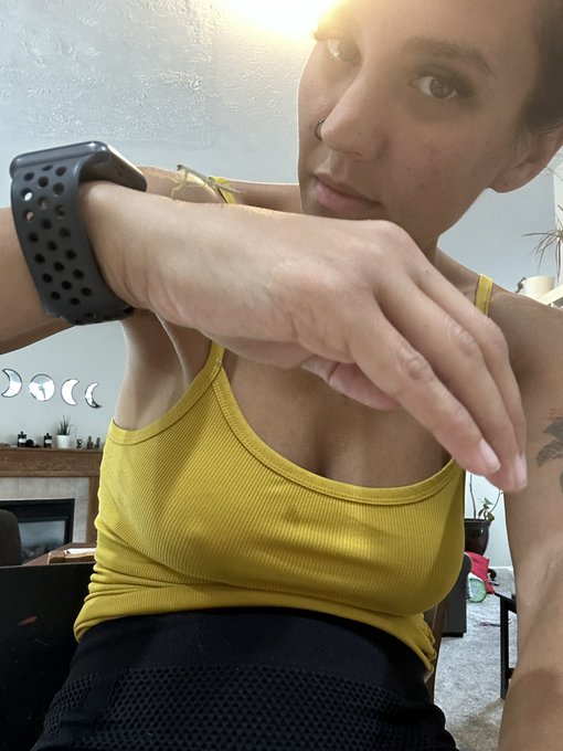 My little mantis friend is getting big https://t.co/zV4bEdrzBJ<a href="/tag/mvsales"class="tags"><span>#mvsales</span></a>