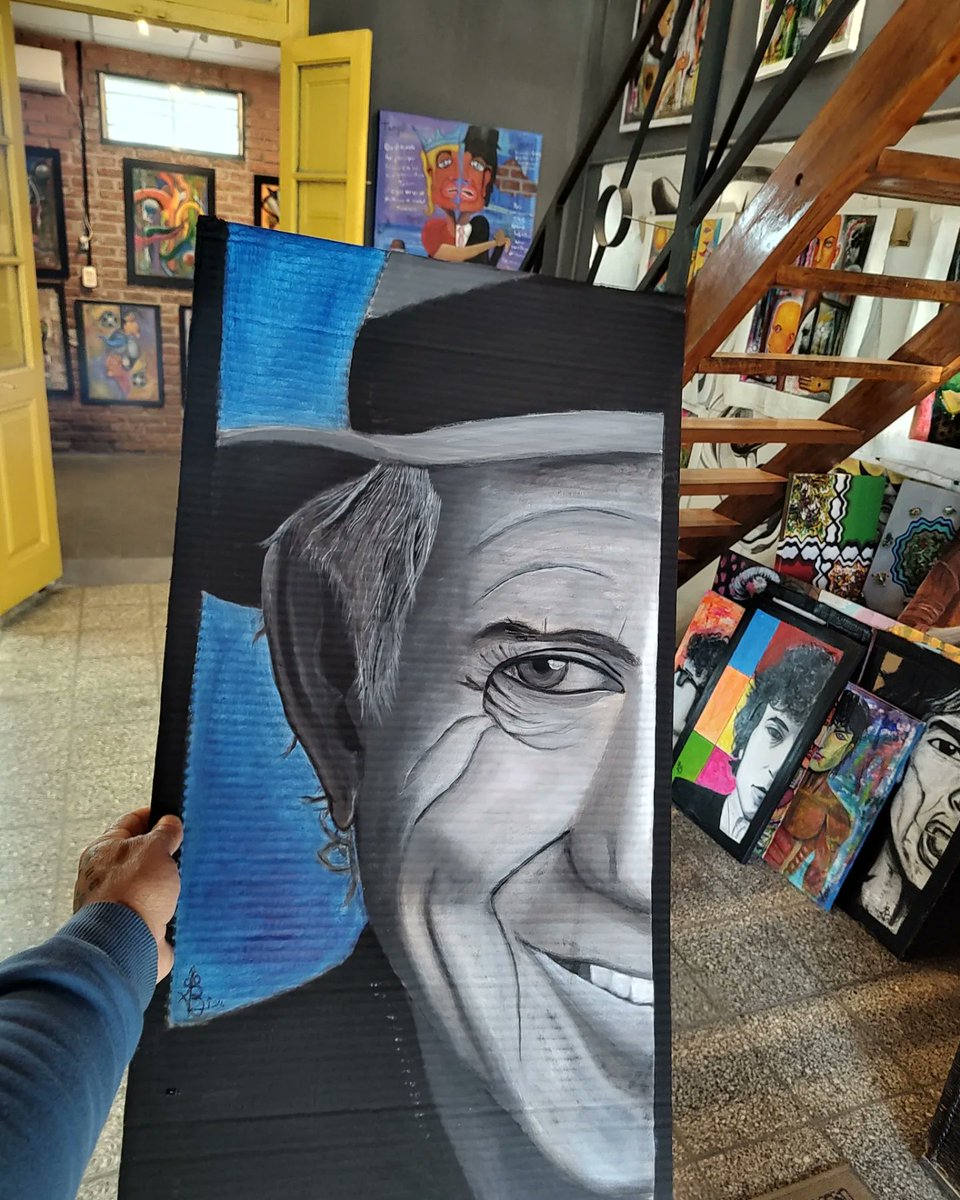 Pintando  en Sangre🩸 Joven ... No soy retratista pero se me dió por pintar algunos músicos ... Con paciencia iremos mejorando 🤷🏾‍♂️🤷🏾‍♂️😬😬😂😂

instagram.com/bermudezbarnes…

#arte #gallery #artgallery #artwork #artist