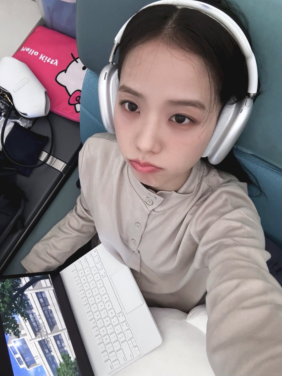 JisooRamyeonTH's tweet photo. พี่ซูบอกว่าจะให้ดูรูปตลกๆ ที่ถ่ายตอนที่ไปฝรั่งเศส คือง่วงนอนมากแต่ไม่ว่าจะง่วงแค่ไหน พี่ก็ดู Haikyu… ดูซ้ำไปซ้ำมาไม่หยุด จนตอนนี้เกือบจะจำบทได้หมดแล้ว

มีการมาขิงด้วยว่าเปลี่ยนโปรไฟล์แล้วนะ เปลี่ยนโปรไฟล์มันไม่ได้ยากอย่างที่คิดด้วย…😂😂😂

เอ็นดูมากกก น้องชูติดการ์ตูน😂😂

cr.@blackpinkbabo 
#JISOO @officialBLISSOO