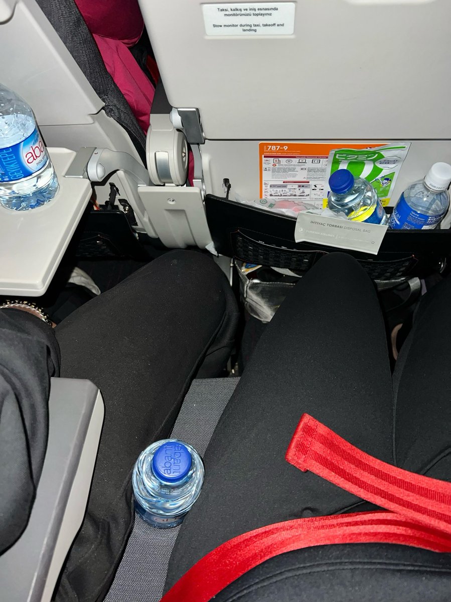 ayumaxpart2's tweet photo. 飛行機あるある。1度は注意するけどやめてくれないときはペットボトル挟んだりタブレット挟んだりしてる😂 https://t.co/Xd1DjGO9Ae