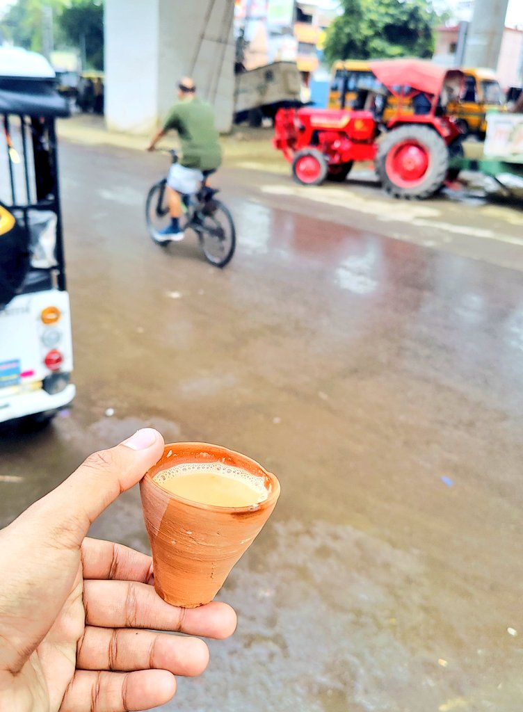 mddubey409's tweet photo. गिन के दो ही बूंद बारिश हुई पर कुल्हड़ चाय का बहाना तो मिल गया। ❤️🥹
#Lucknow #GoGarmiGo https://t.co/mciNB02GhJ