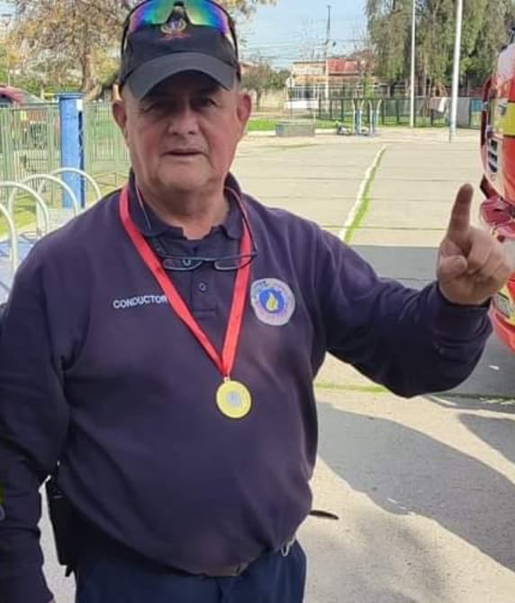 [DÍA DEL CUARTELERO] Este 24 de junio, <a href="/Bomba_Pr1mera/">Bomba_Pr1mera</a> reconoce el trabajo fundamental de nuestro cuartelero Claudio Vera Norambuena, en el cumplimiento de nuestro quehacer. Bomberos y bomberas enviamos un fuerte abrazo a quien nos seguros en la emergencia. ¡Felicidades!