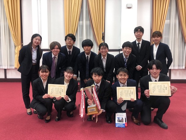 wasedaweekly's tweet photo. 【ぴーぷる】
複数の国際法模擬裁判大会で日本代表に! 勝利の鍵は準備と組織力
学内外のチームで #Jessup2024 など模擬裁判大会に出場した中花田さん。その経験から初心者や学年の壁を越えて意見を出し合える、チーム全体のコミュニケーションの大事さに気づいたそう。
https://t.co/n82AfERbPj https://t.co/bGUsqbucKf